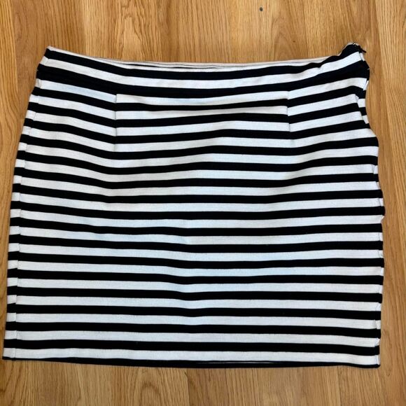 Tommy Hilfiger Mini Skirt Size 8 White and Black Stripes Resort Preppy Old Money - Picture 1 of 7